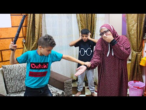 طفل يعاقب أمه ويضربها بالعصا على يديها ولكن فى النهاية كانت المفاجأة !!
