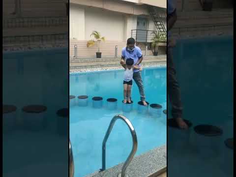 Mai swimming sikh raha hun aur Papa ne Mujhe pool me gira diya🤷‍♂️