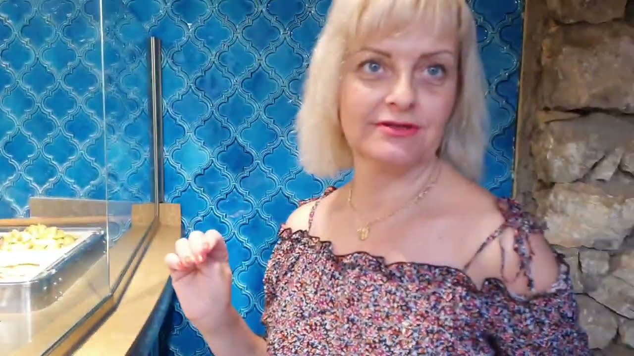 Гена учит нырять. Пришли на шведский стол