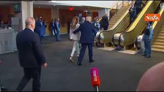 Trump e Melania arrivano all'ONU, la scala mobile non funziona e salgono a piedi
