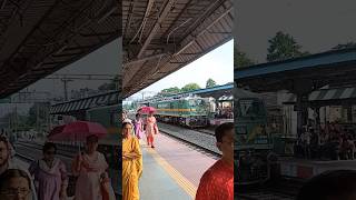 গরম সিঙ্গাড়া #shorts #beautifulbengal #nicefood #gorom #singara #railwaystation