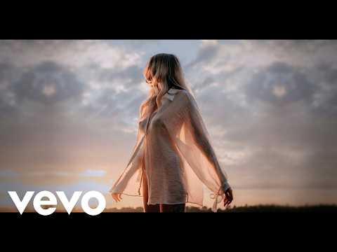 Alan Walker & Ashlee - Partido En Dos (Official Music Video)