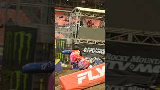 Eli Tomac’s crash in Cleveland 😮