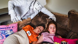 O Dr Sleepy atacou as meninas enquanto elas dormiam!
