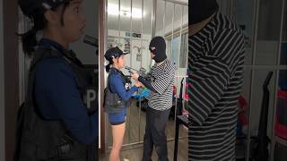 Thief teaching the police how to use a water gun 🔫