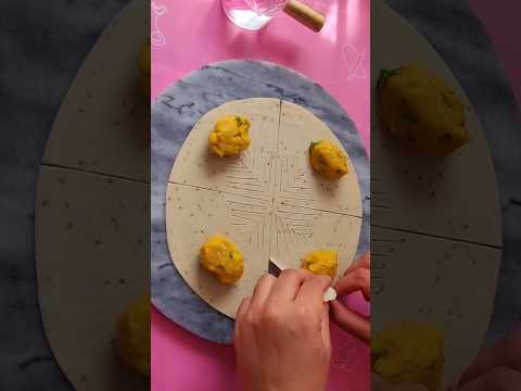 Easy Samosa folding method 👌#viral#trending#viralshort#vegan #trendingshorts#samosa#1millionviews