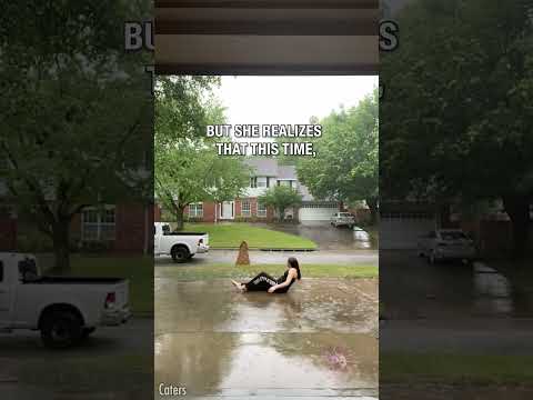 Woman makes new friend laying in the rain 💕☔