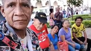 HABLANDO DE LAS REGLAS QUE HAY CON RESPECTO A LOS PERSONAJES DE LA PLAZA .