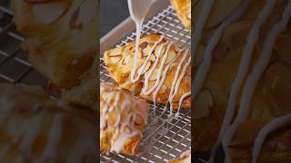 For September’s Monthly Bake, Vaughn shows us how to make his apple-y twist on bear claws 🍎🐻