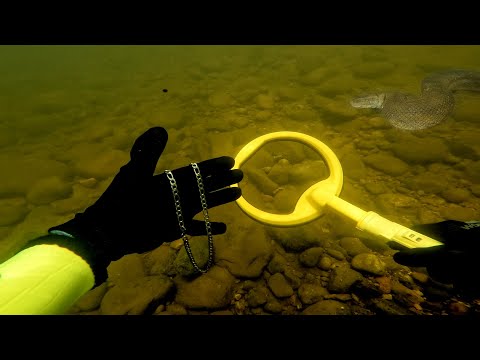 Mergulhei no rio procurando objetos de valor [ Caçadores tesouro no fundo rio ]