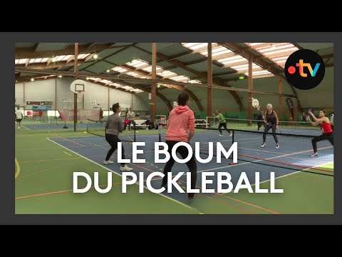 Le pickleball, une balle trouée, de grosses raquettes de ping-pong, mais sur un terrain de badminton