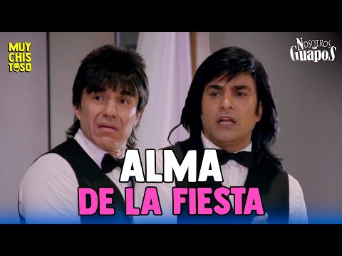Nosotros los guapos | Albertano y El Vítor pierden su empleo como meseros por galanes