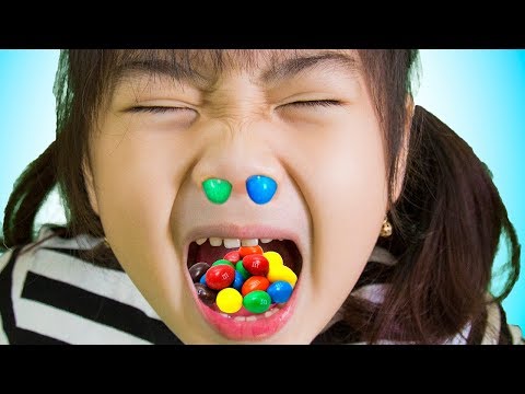 Ly Ly und Sister tun so, als spielten sie mit Bärenlutschern #2