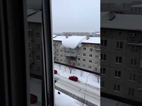 Куча снега решила упасть