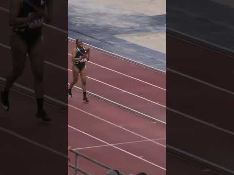 Anchor leg refuses to stop after injury in 4x400 at Penn Relays #shorts