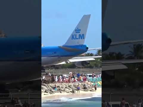 Flight takeoff. Power of engine. വിമാനത്തിന്റെ പുറകിലുള്ളവർ പറന്നുപോയപ്പോൾ.