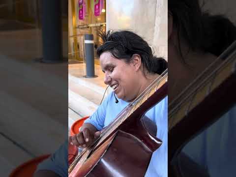 Ella cantaba una canción que yo compuse, sin saber que estaba a su lado, su reacción es increíble 🥹