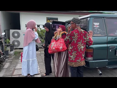 Antar emak ,bapak ke rumah adik nya buk nur yang ada di Sidoarjo