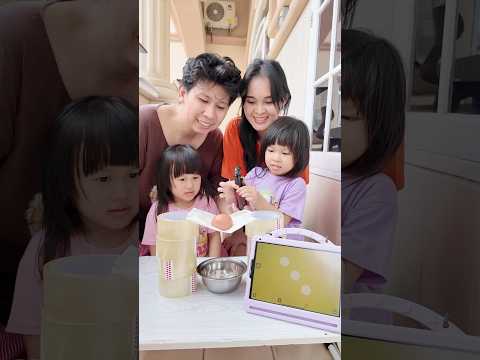 Siapa yang bersih bersih rumah? #kembarlucu #funnyfamilygames #games #gameskeluarga #partygames