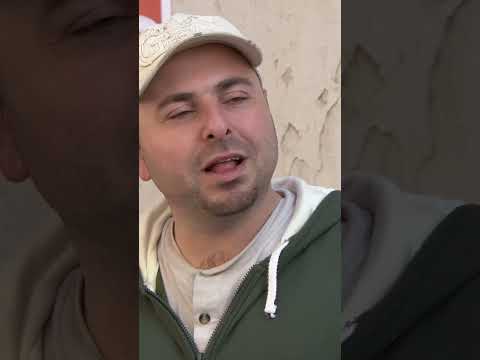 عم يضحك علين