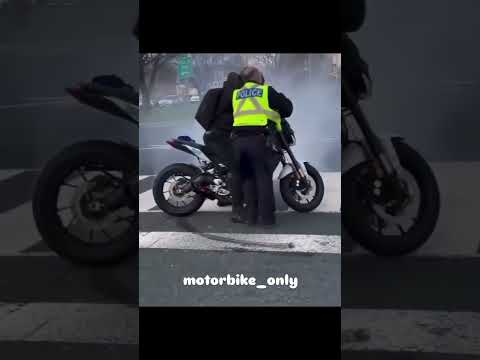Жесткая борьба! 🤣 #bikeborn #мотоциклы #cops #дпс #прикол #юмор #смешно #шортс #бобьба #мотожизнь