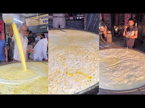 😱दुनिया की सबसे बड़ी दूध की कढ़ाई में बन रहा Masala Doodh🔥|Indorestreetfood #youtubevideo #indore