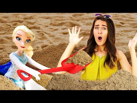 Elsa, Rapunzel y Marinette juegan en el arenero. Muñecas para niñas.