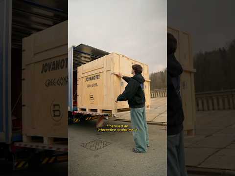 Ho portato in viaggio l’opera interattiva ispirata al brano “Un Mondo a Parte" di @jovanotti.