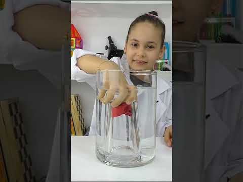 В воде, а не промокла #экспериментыдлядетей #физика #опытыдлядетей #наука_ая