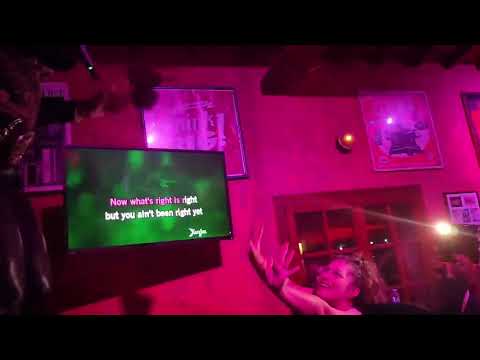 (video&gallery) Πάρτι μασκέ με καραόκε σε γνωστό μπαρ της Σκοπέλου από το Σύλλογο γονέων του Πεπαρήθειου Δημοτικού Σχολείου