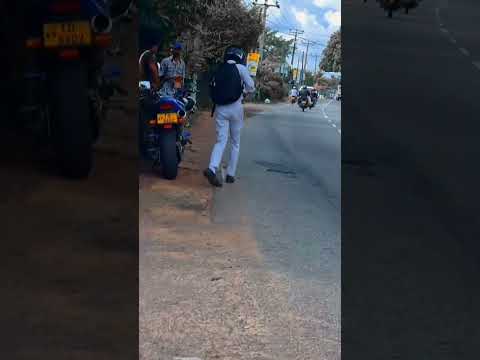  ?:- ඉස්කෝලේ යනවා නේ , සර් මුට ලයිසනුත් නැ ශුවර් එකට , වයසටද මූ පදින බයික් එක ?:- ආ සර් ලයිසන්