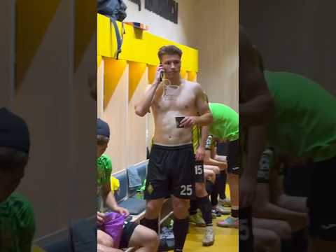 🔵 LAPANGAN HIJAU KESERUAN PARA PEMAIN BOLA DI RUANG GANTI #shortvideo #videoshort