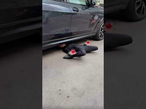 А вам слабо под моей машиной пройти с бокалами?