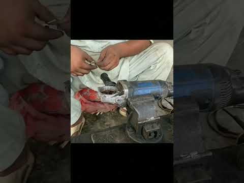 Master laoba memperbaiki tutup mesin gerinda yang pecah