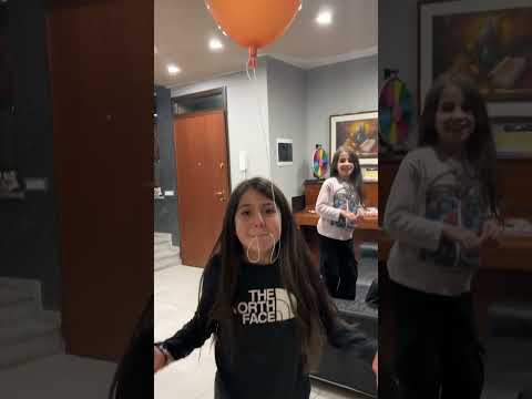 VANESSA PRENDE UN PALLONCINO AL VOLO CON LA BOCCA #shorts #vanessaeanastasia #mammaromina