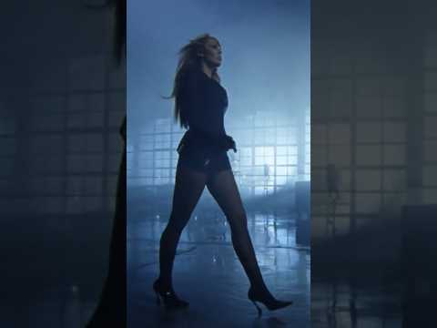 Miley Cyrus feat. Naomi Campbell "Every Girl You've Ever Loved"😍