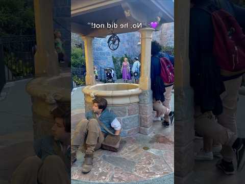 PERSONAGEM DA DISNEY FOGE DA NAMORADA NO MEIO DO PARQUE😱🤣