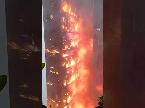 香港宏福苑火災最新現場!大批腳手架墜落,外墻燒黑室內仍冒火光