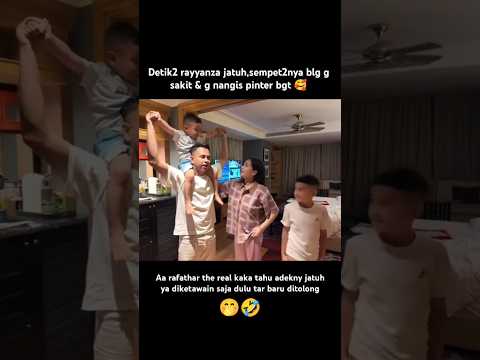 Rayyanza jatuh emak bpkny nenangin,kakakny asyik ngetawain tp kena omel emaknya...🤭🤣