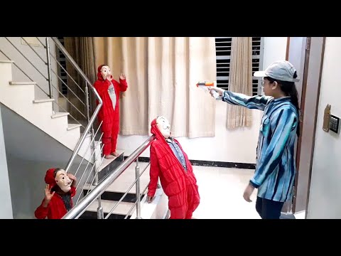 Parkour Badly Encounter Money Heist Family at Home