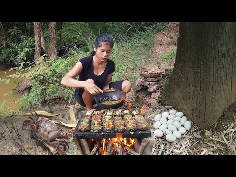 Pick crabs and egg in forest, Egg hot chili grilled with crab for dinner, Survival in the rainforest