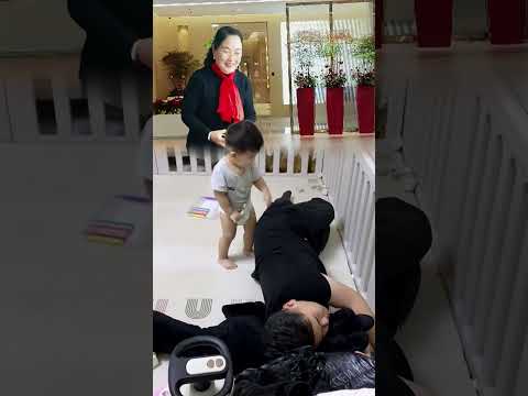 Baby playing with dad is so funny!!😂 お昼寝中のパパからコソコソ現金回収中👶💥🤣