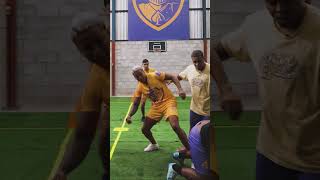 PLAYBOYS E FAVELADOS SE ENFRENTAM NUM JOGO DE FUTEBOL