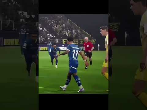 مالكوم يحس انه مسؤول عنه يشوفه زي ولده😂