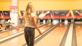 Gondíková s Machálkovou a Kornem na bowlingu