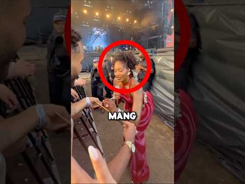 Đám đông vỡ òa vì hành động này