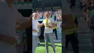 💙 Fútbol y familia, Eder Sarabia recibe el premio de manos de su padre