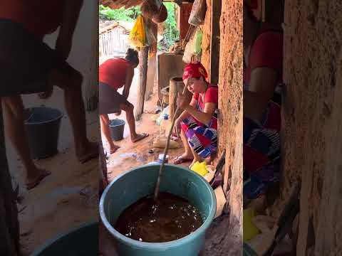 A dona Toinha ensinando a comadre a fazer sabão caseiro