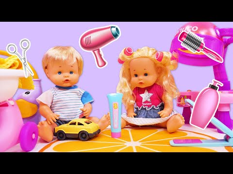 👶👶 Les jumeaux NENUCO au salon de coiffure ✂ Jeux avec poupées pour enfants