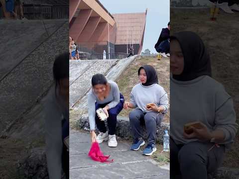 PRANK JATUHIN HB DI DEPAN CEWE TOBRUT BIKIN SALAH FOKUS #prank #shorts #ngakak